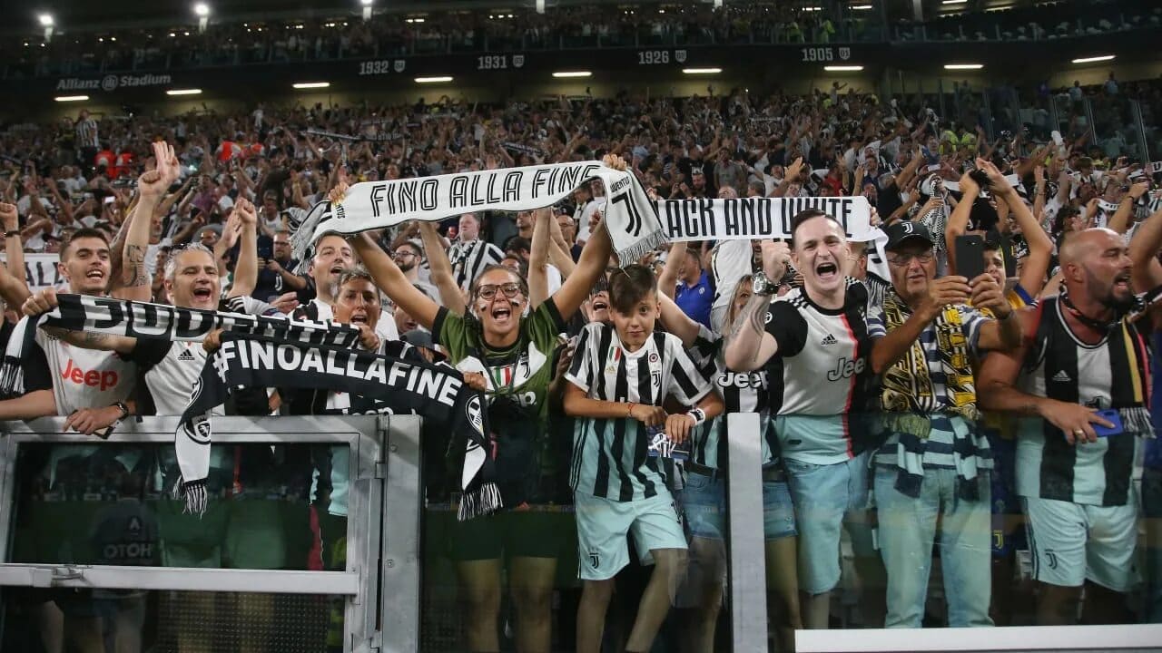 Tifosi con bandiera Juventus allo stadio