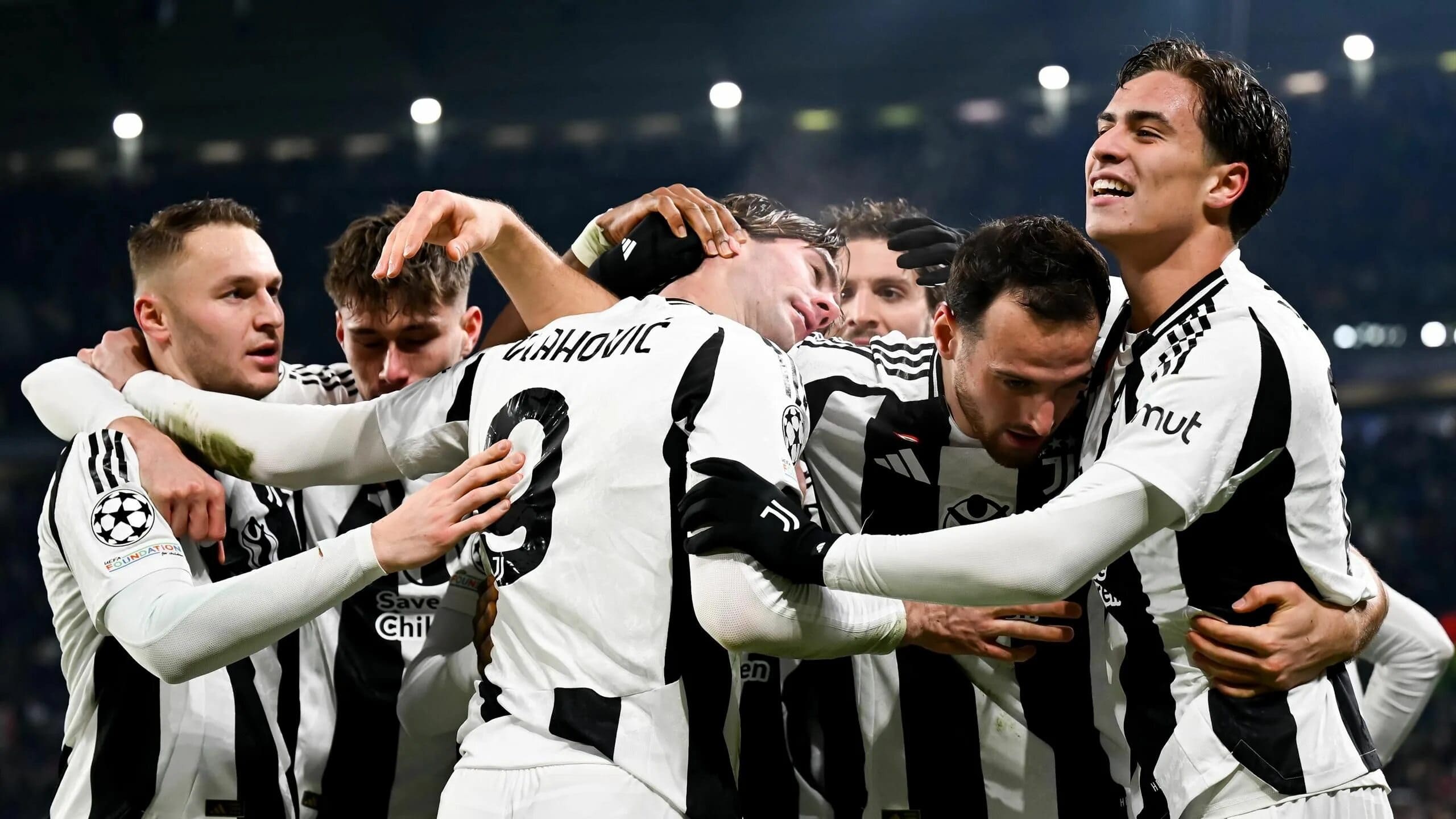 Squadra della Juventus in cerchio prima della partita