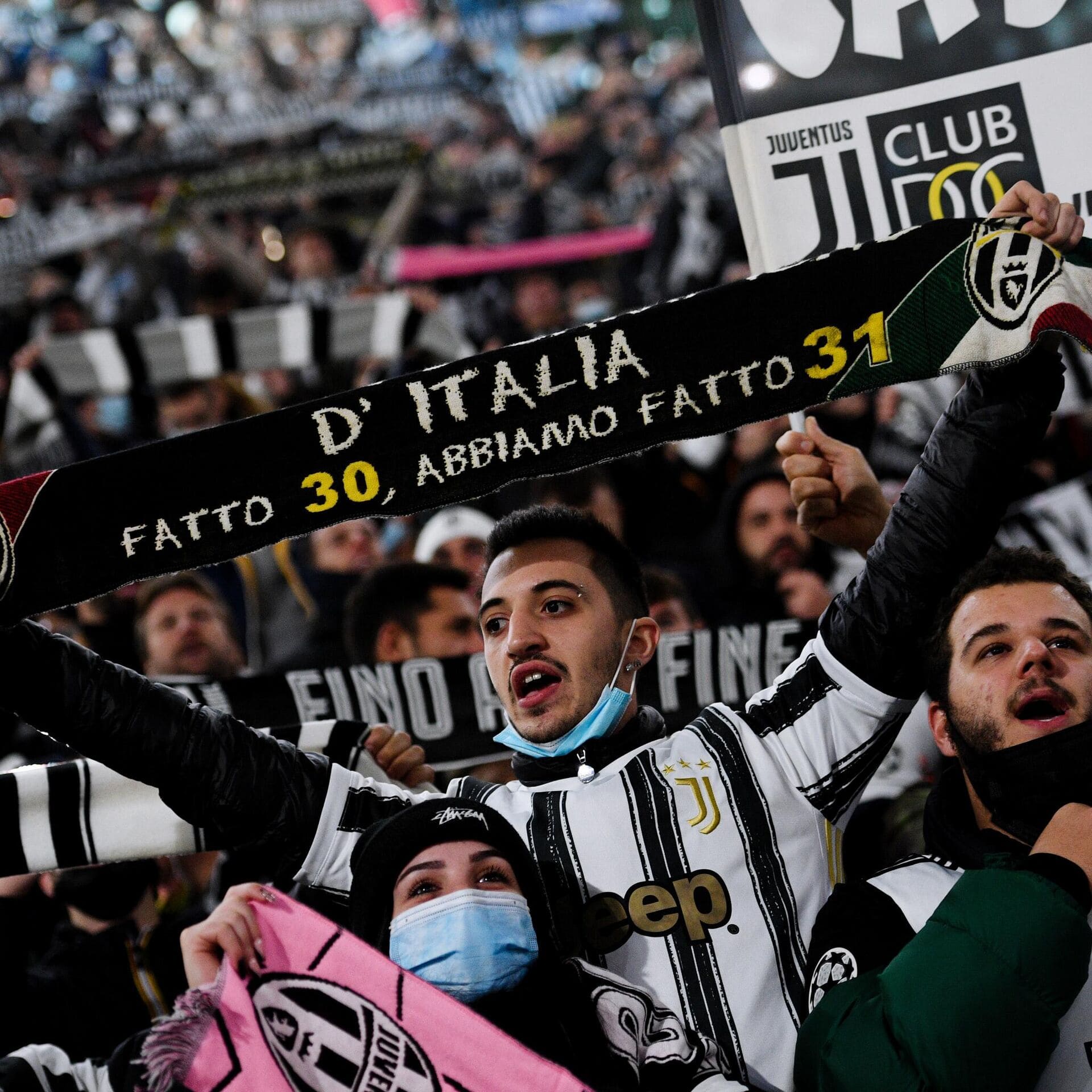Tifoso della Juventus con sciarpa storica