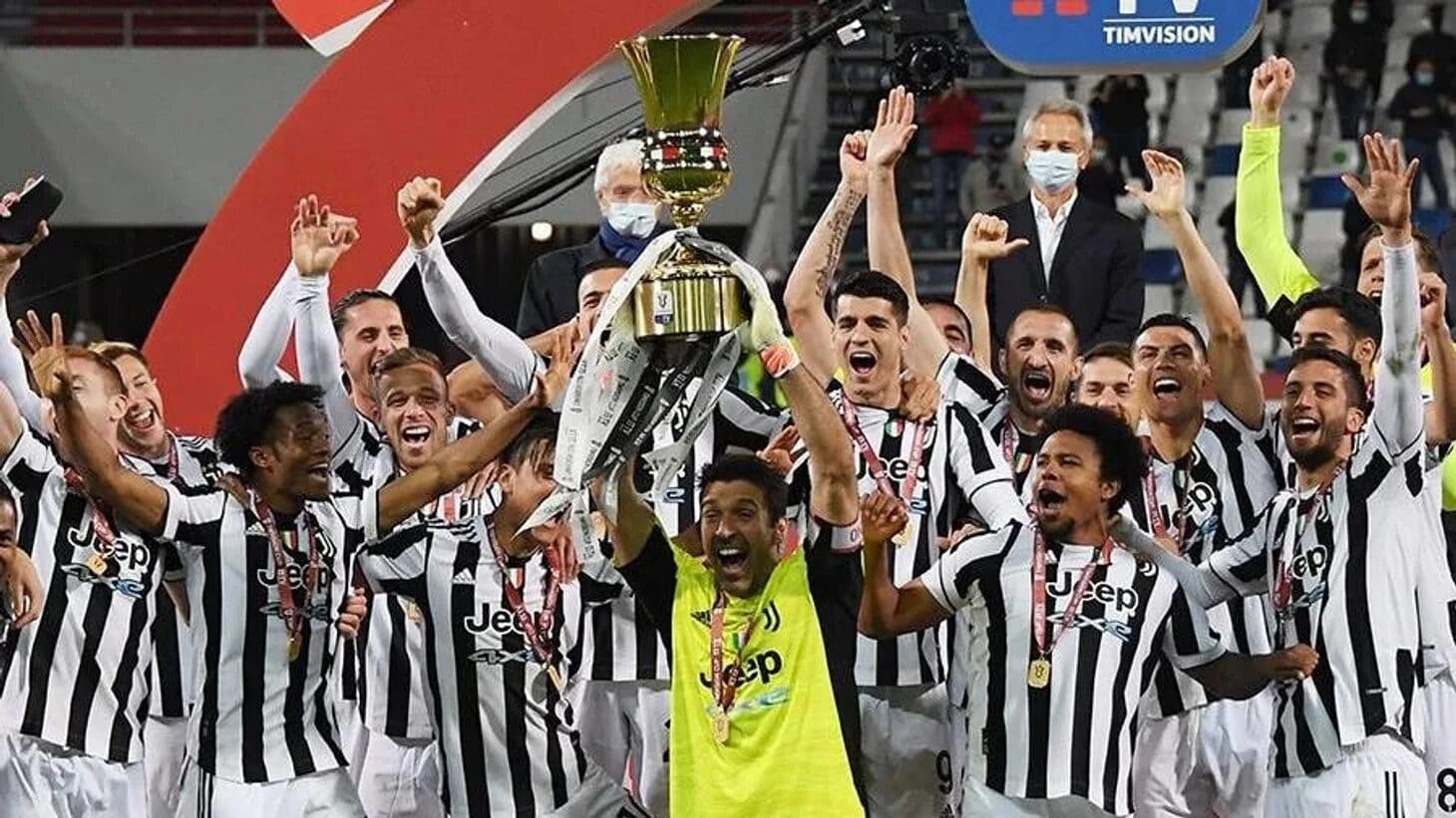 Squadra Juventus che solleva un trofeo