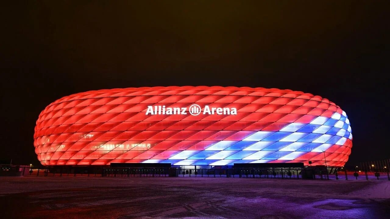 Allianz Stadium con display dei trofei